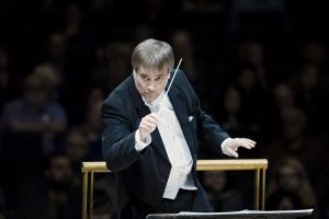 Marco Borggreve. John Storgårds skal dirigere Tsjaikovskijs 4. symfoni under Ung Filharmoni 2023.