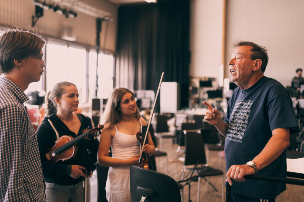 På sommersamlingen til Ung Filharmoni er det dirigenten Petri Sakari som instruerer deltakerne. Foto: Magnus Skrede